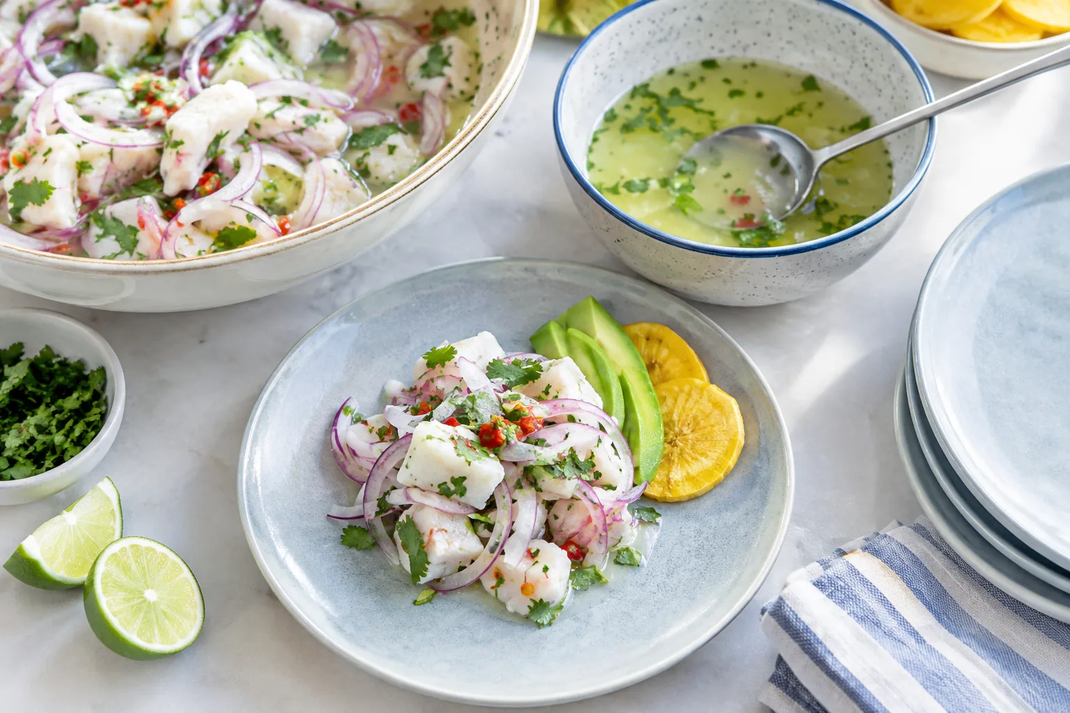 Petite portion de ceviche fraîchement servie avec une sauce au citron vert conservée séparément.